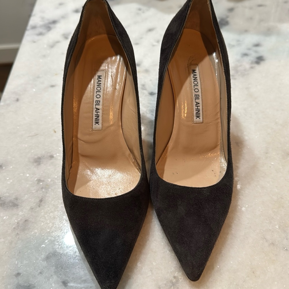Manolo Blahnik grey suede pumps size 36.5